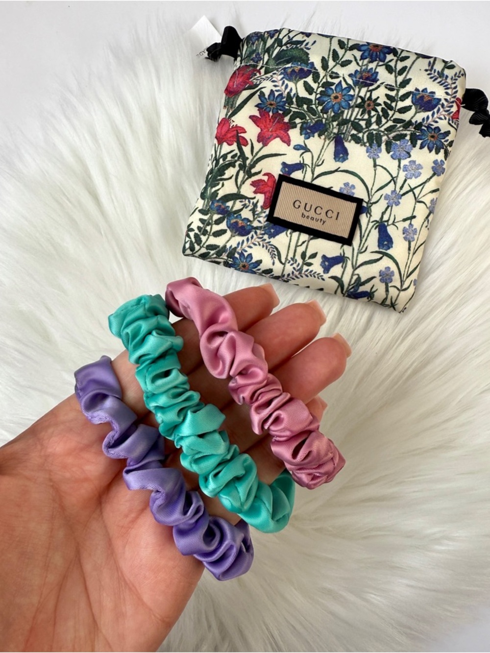 Gucci Beauty Satin Scrunchies set of 3 in floral dust mini bag New - Picture 2 of 6